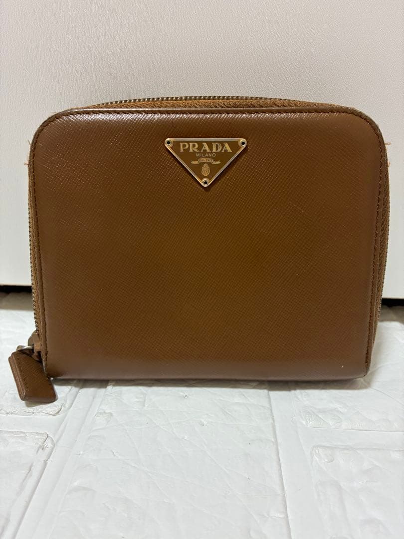 PRADA ブラウン 二つ折り財布　サフィアーノ　三角ロゴ